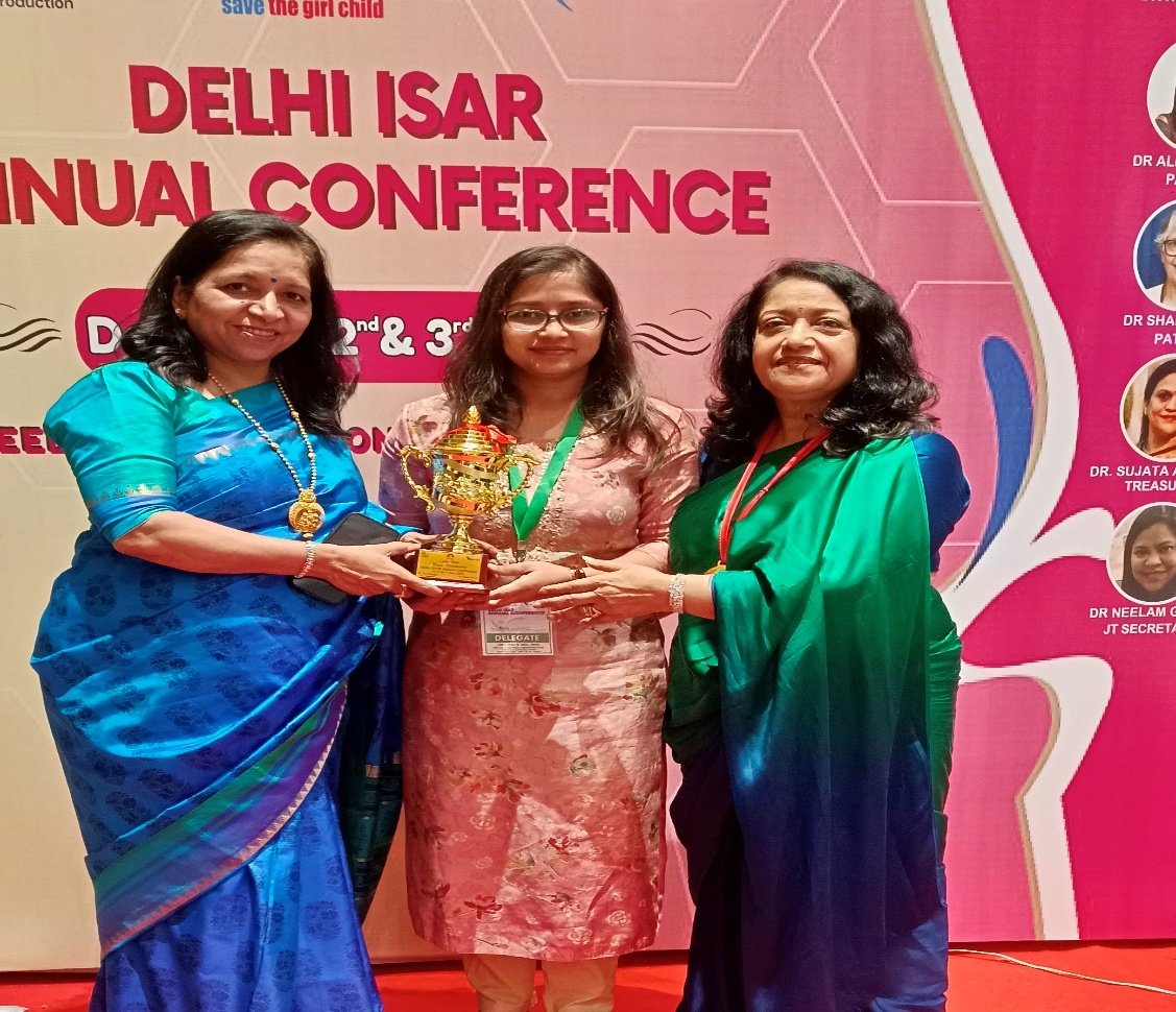 Dr. Anushree receiving ISAR 1st Prize on Stage